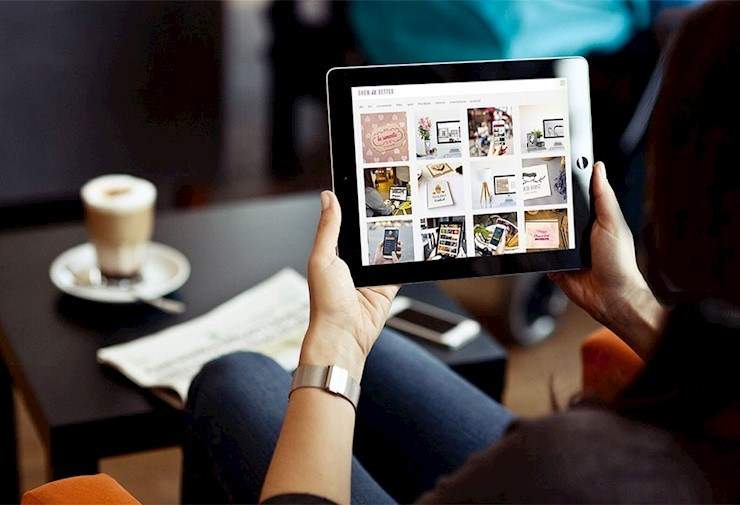 woman-ipad-coffee-table